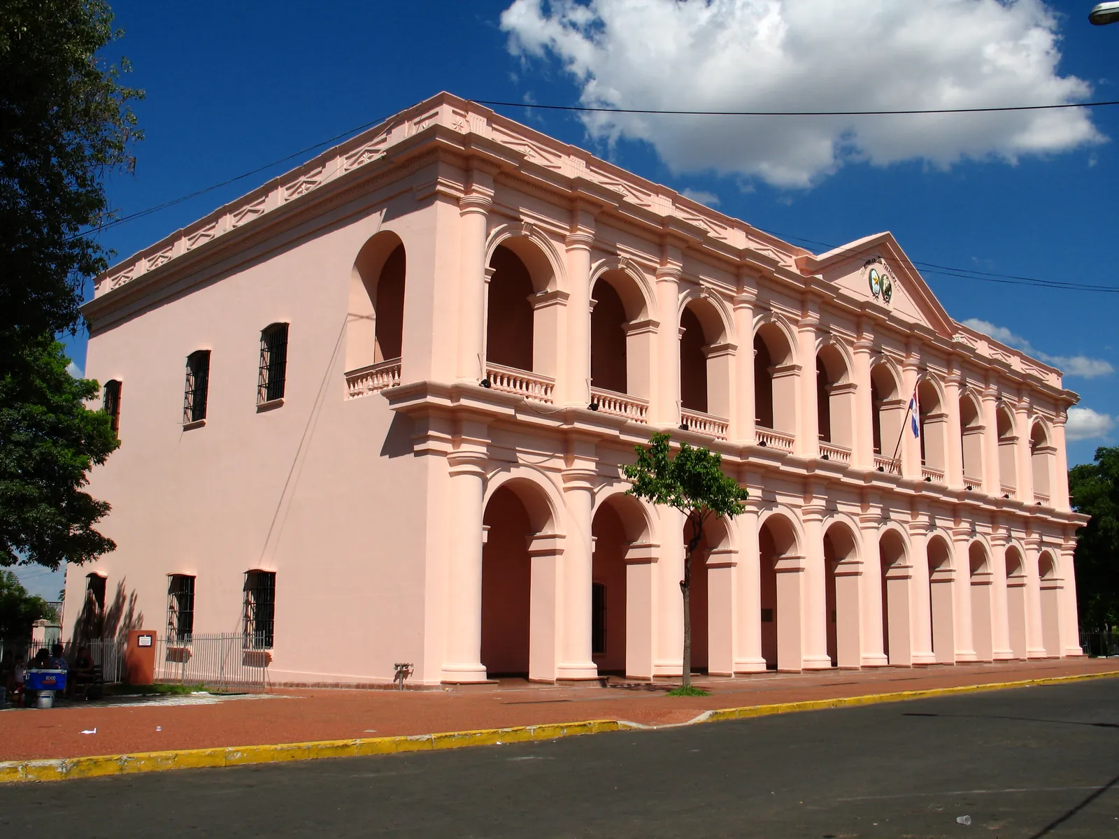 El edificio del antiguo Cabildo frente a una plaza de Asunción