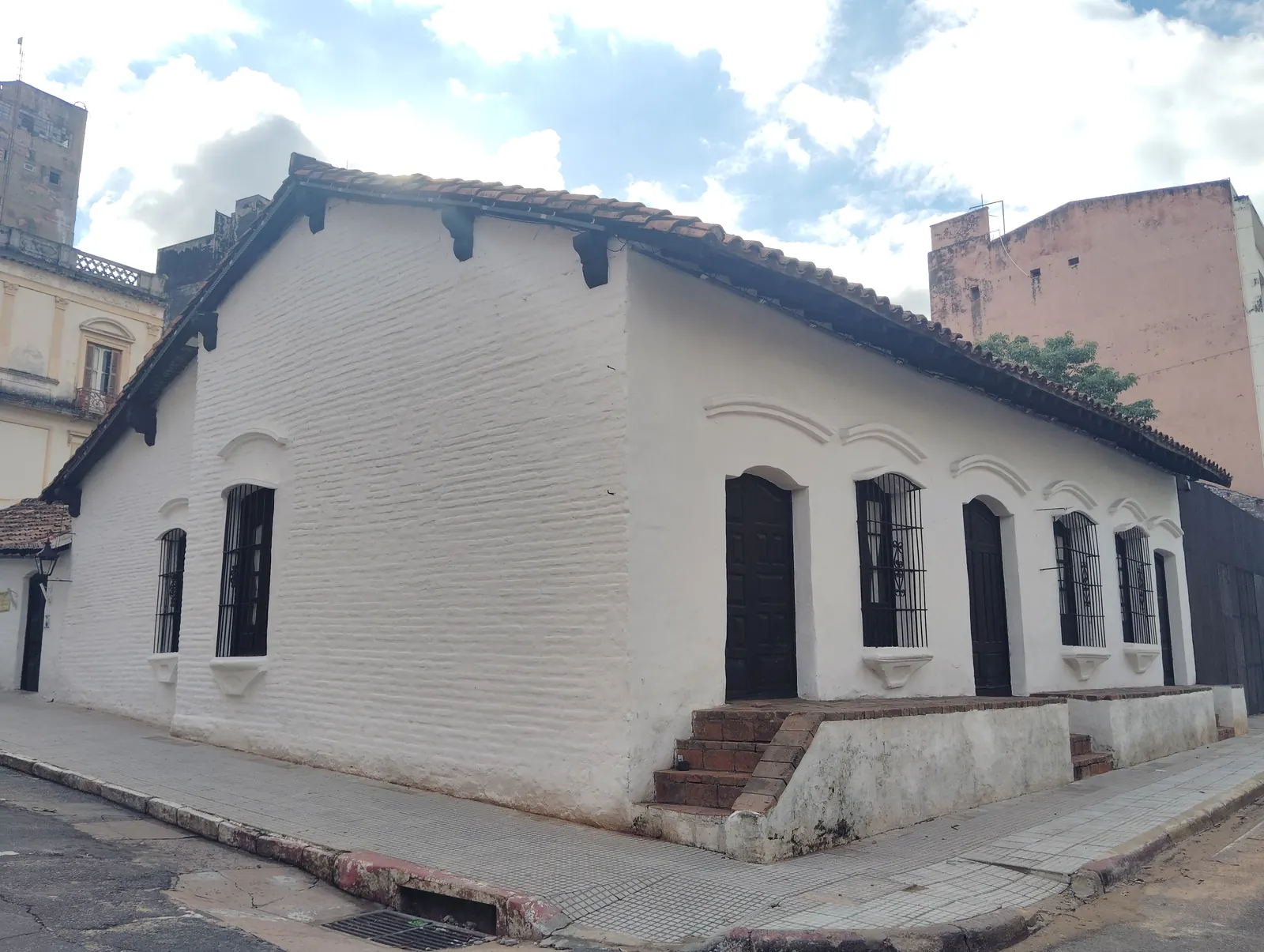 Fachada de la Casa de la Independencia en Asunción, una casa colonial blanqueada con techo de tejas