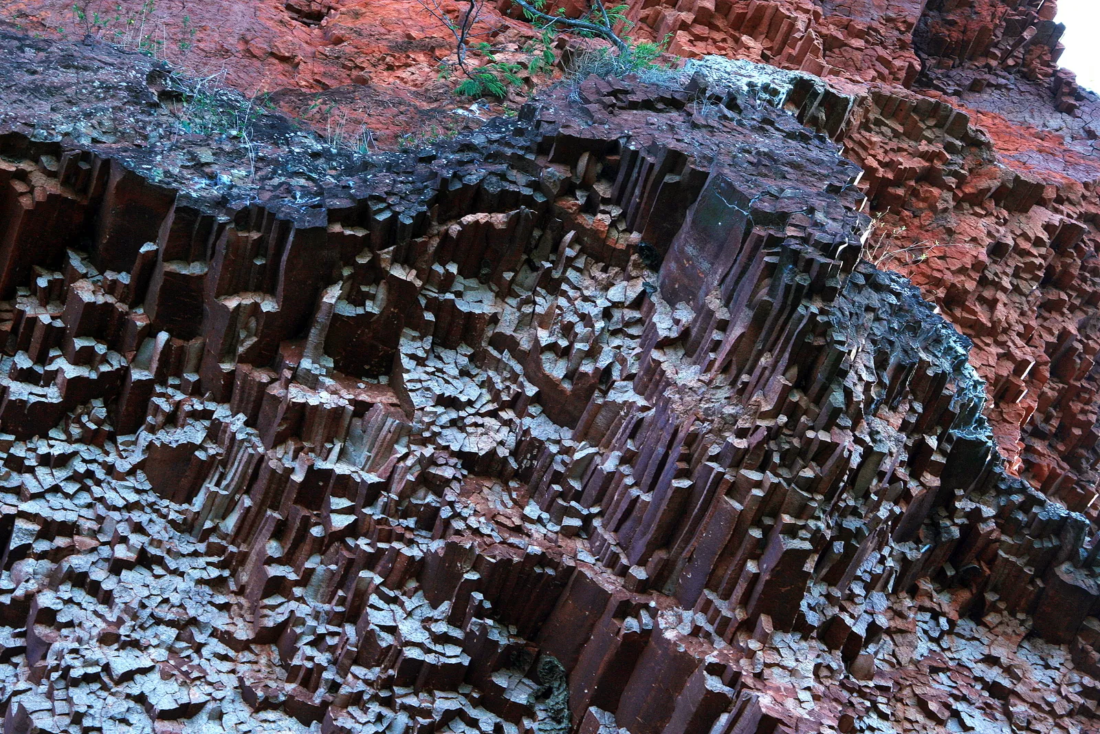 La arenisca rojiza del Cerro Kõi, sobre Areguá