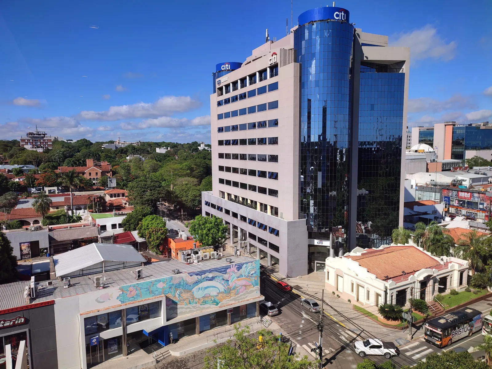 La torre Citicenter en Asunción con el cielo azul de fondo