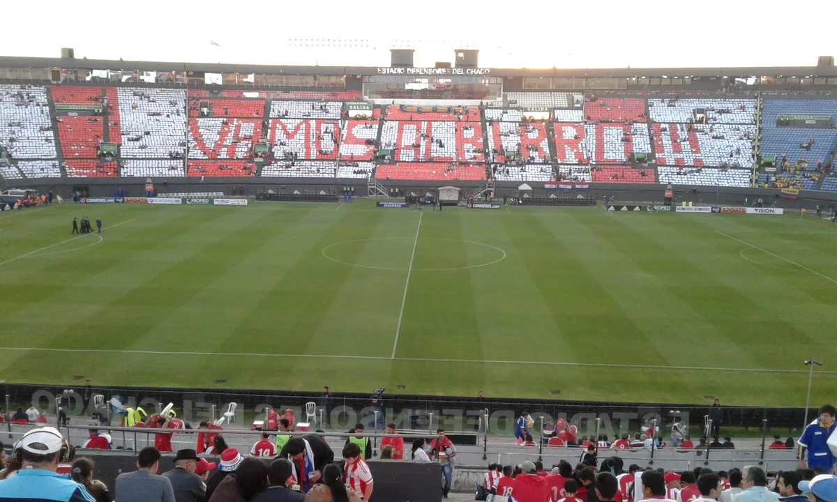Arquibancadas e gramado do Defensores del Chaco antes de Paraguai contra Colômbia, em outubro de 2016