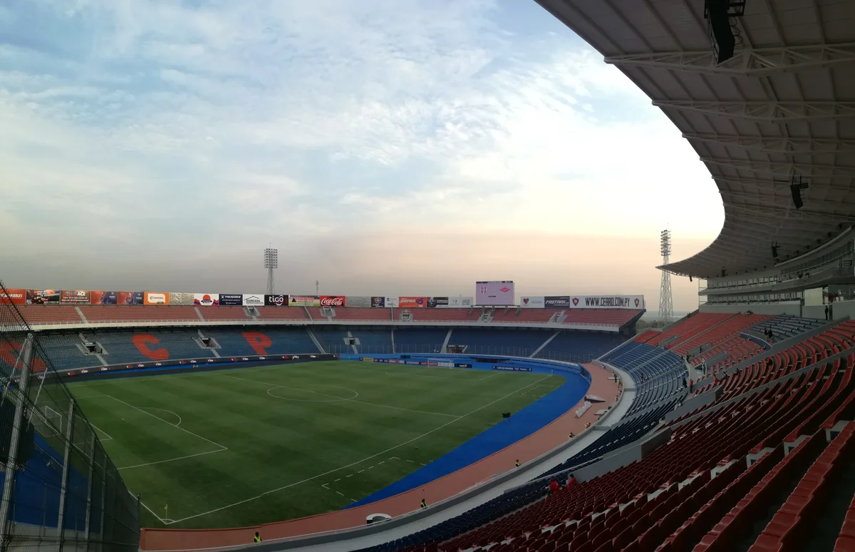 Vista do gramado e das arquibancadas do Estadio General Pablo Rojas, La Nueva Olla, em 2017