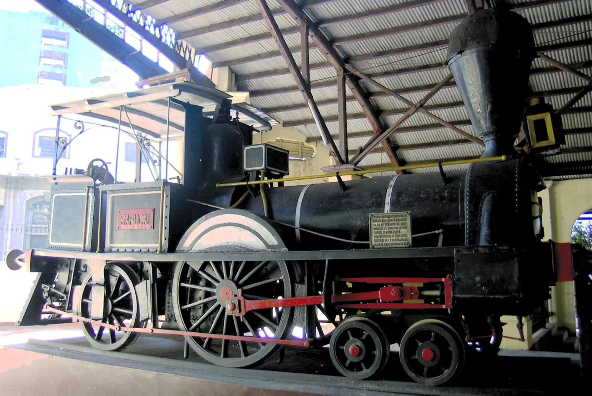 La locomotora a vapor Sapucai en exhibición bajo el techo de hierro del andén del Museo Ferroviario, Estación Central, Asunción