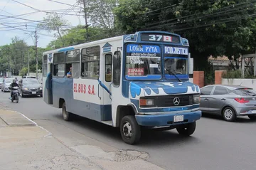 A Line 37 bus serving Loma Pytá. Contextual photograph, not evidence of current routes, fares or card acceptance.