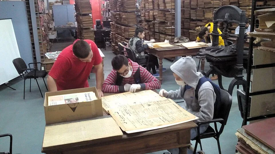 Trabalho com jornais na Hemeroteca Nacional, parte da Biblioteca Nacional del Paraguay.