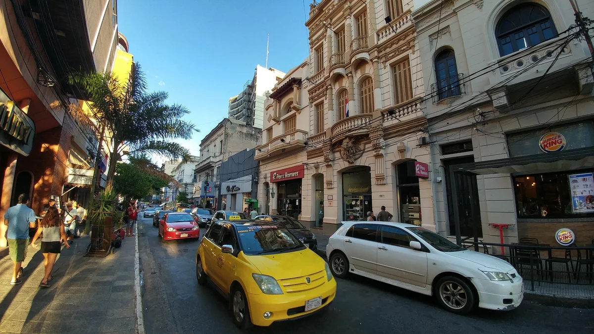 Calle Palma no centro histórico de Assunção: o entorno de uma pausa para o café.