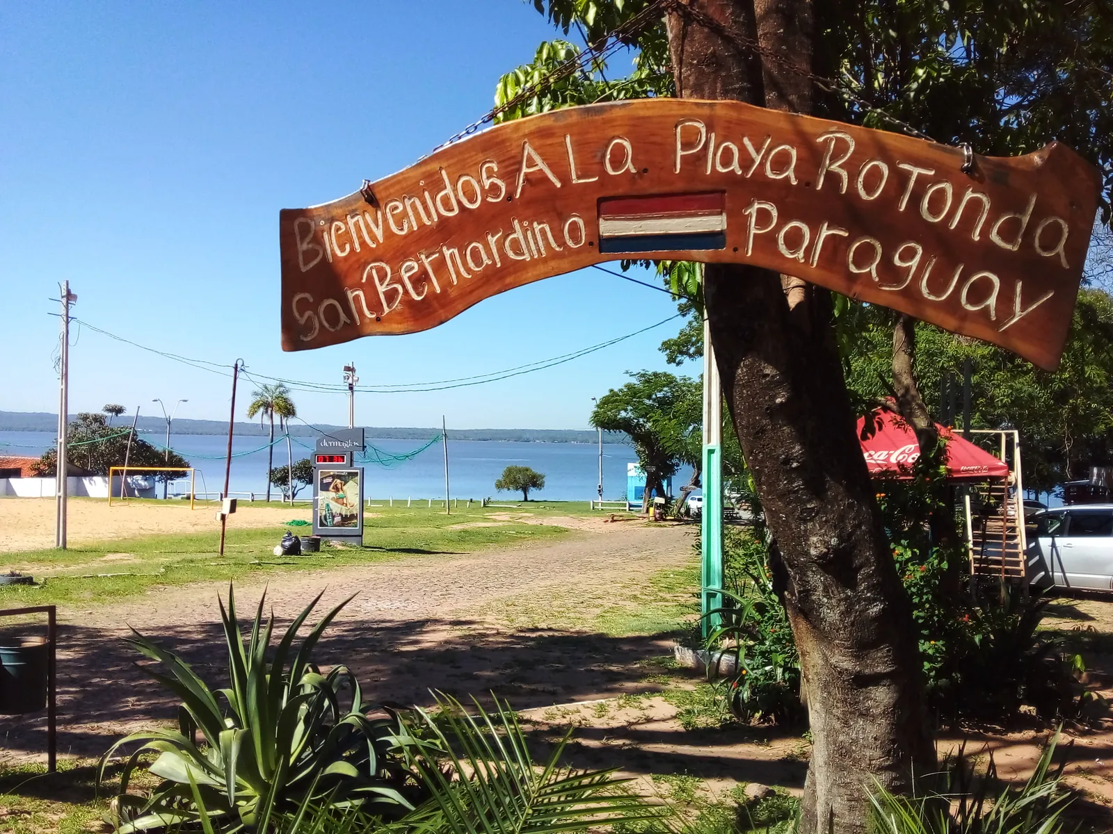 La calle de entrada a Playa La Rotonda, en San Bernardino