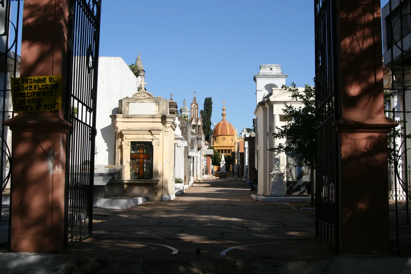 Mausoleos y caminos dentro del Cementerio de la Recoleta en Asunción