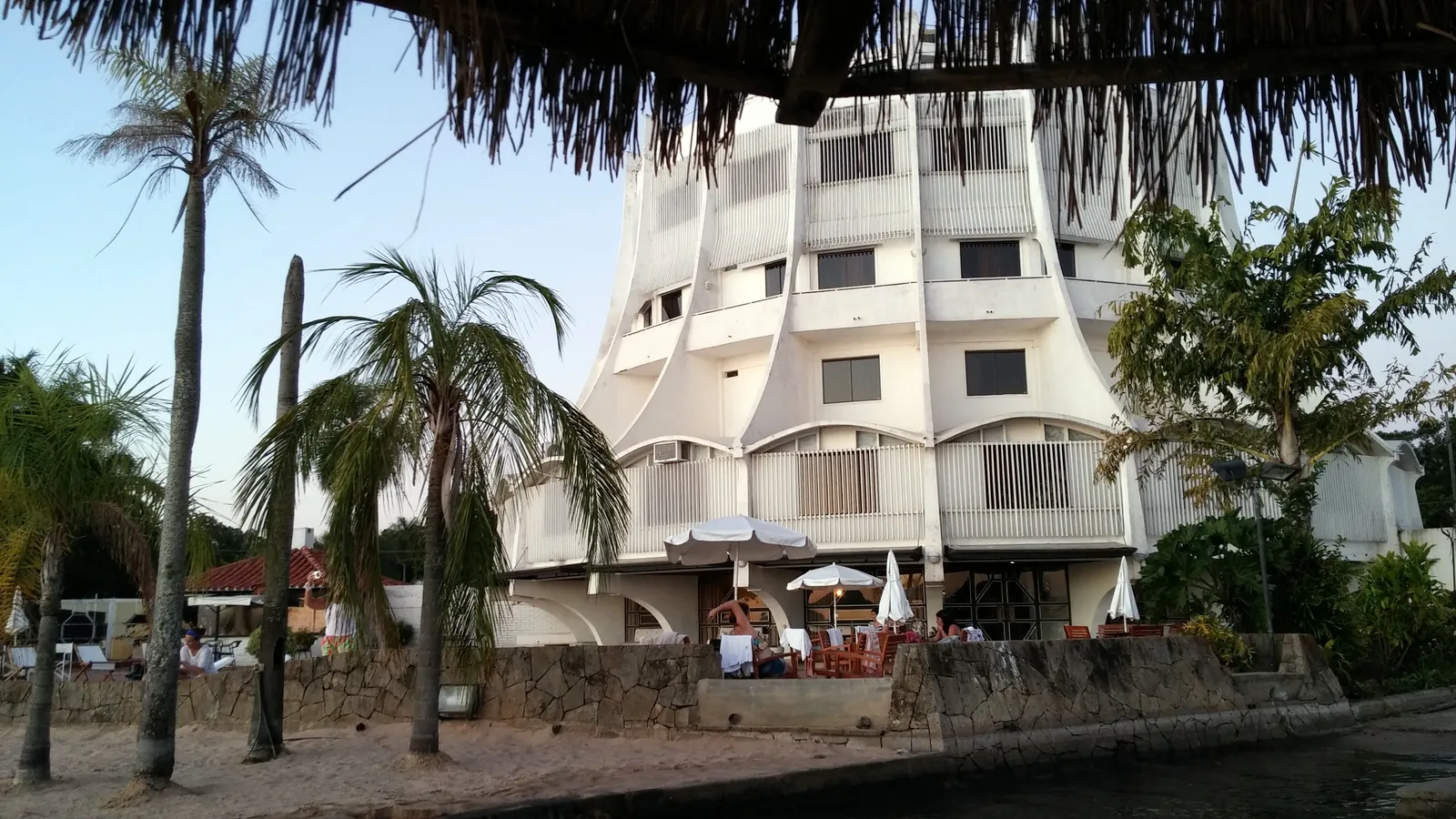 Un edificio de hotel en el pueblo de San Bernardino
