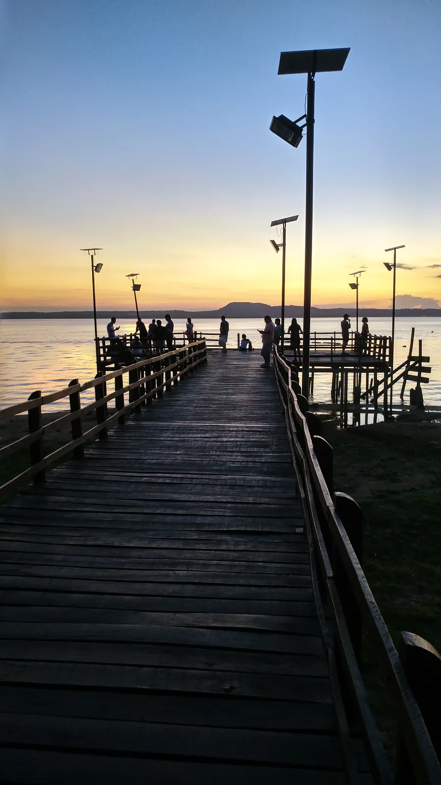 Un muelle de madera que entra en el lago Ypacaraí, en San Bernardino
