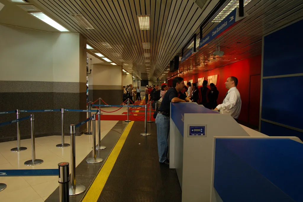 Mostradores de check-in y el hall de salidas dentro del Aeropuerto Internacional Silvio Pettirossi