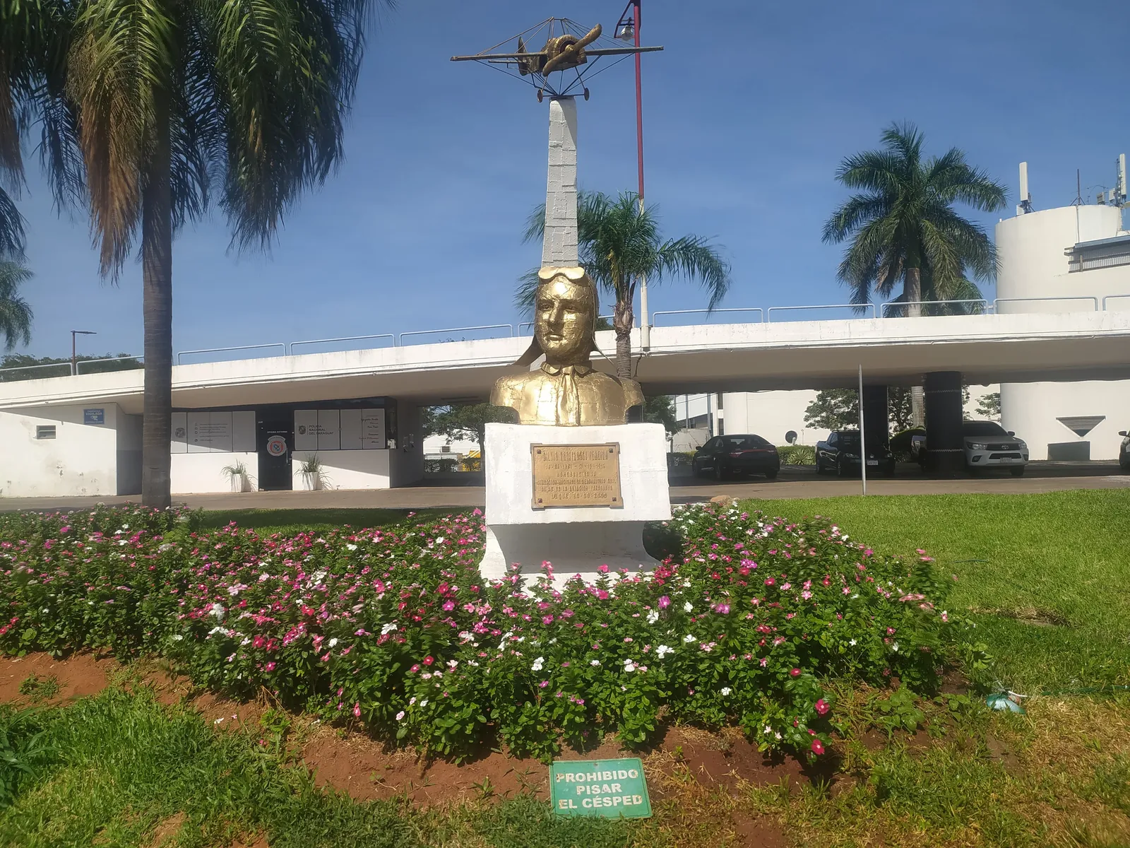 El monumento al aviador Silvio Pettirossi en el aeropuerto de Luque