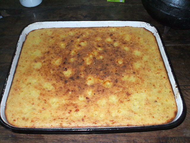 Una porción cuadrada de sopa paraguaya al horno, dorada arriba
