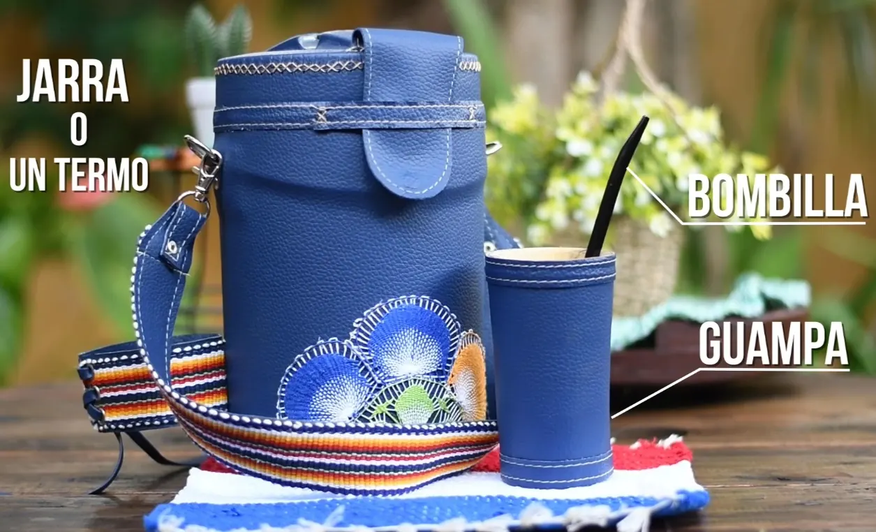 A leather-covered thermos, a guampa and a bombilla on a woven mat, labeled jarra o un termo, guampa and bombilla.