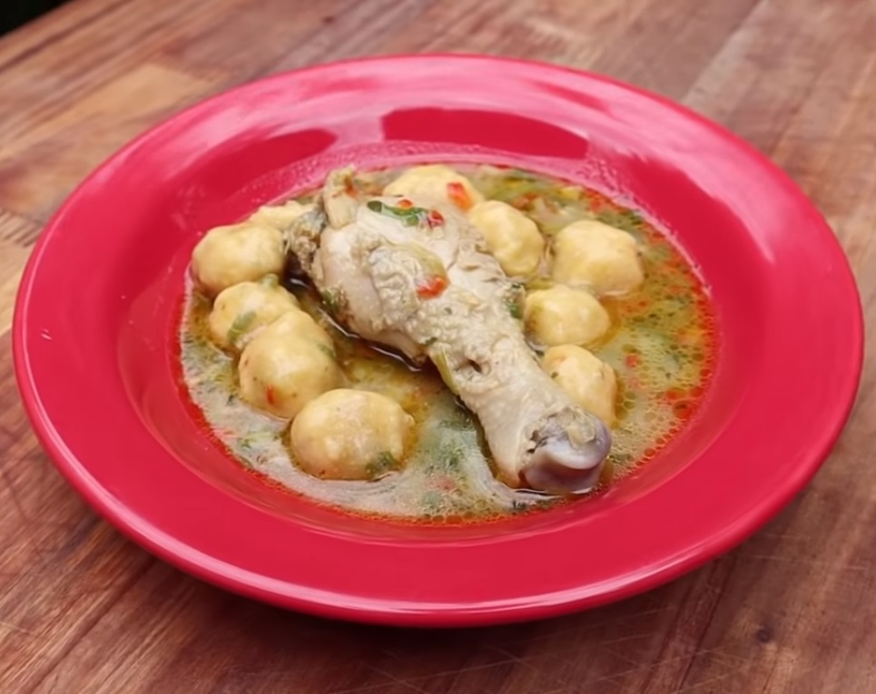 Un plato de vorí vorí con bolitas de maíz en el caldo