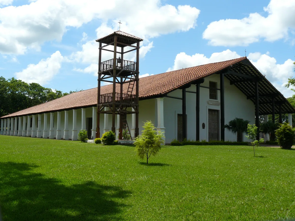 Templo de San Buenaventura em Yaguarón com seu campanário de madeira separado
